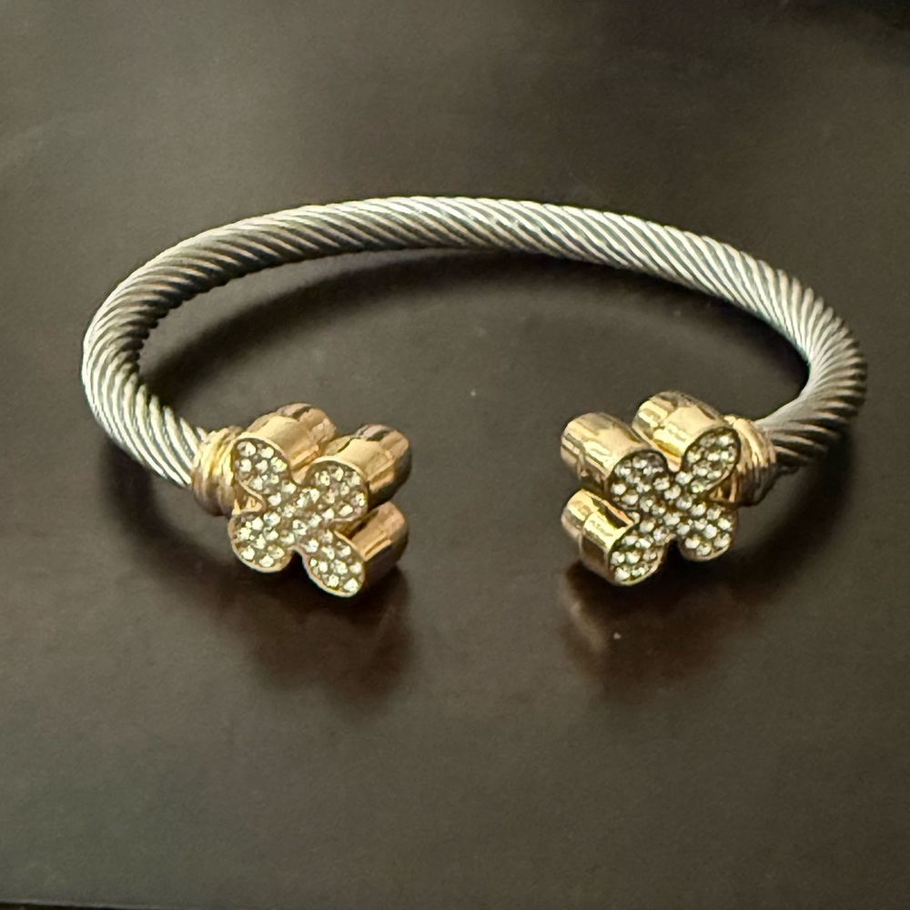 Open bangle bracelet with crystals adjustable size